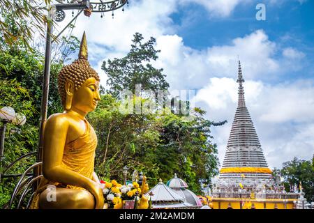 Phra Maha Chedi Tripob Triwong pagoda in acciaio in Hat Yai, Songkhla, Thailandia Foto Stock