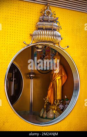 Phra Maha Chedi Tripob Triwong pagoda in acciaio in Hat Yai, Songkhla, Thailandia Foto Stock