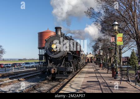 Strasburgo, Pennsylvania-11 dicembre 20022: Il motore a vapore Strasburg entra in stazione per un'esperienza speciale in treno durante il Natale Foto Stock