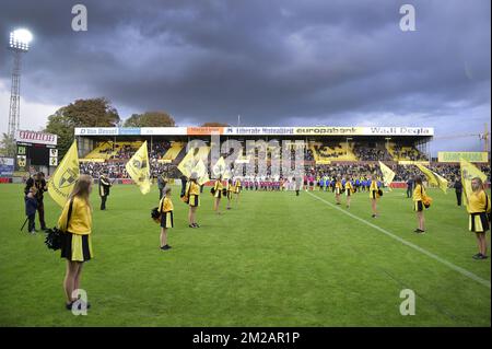 I giocatori di Ohl e di Lierse hanno fatto la foto prima dell'inizio di una partita di calcio tra Lierse SK e OH Leuven, a Lier, domenica 05 novembre 2017, il giorno 14 del concorso della divisione 1B della Lega Proximus del campionato belga. FOTO DI BELGA YORICK JANSENS Foto Stock