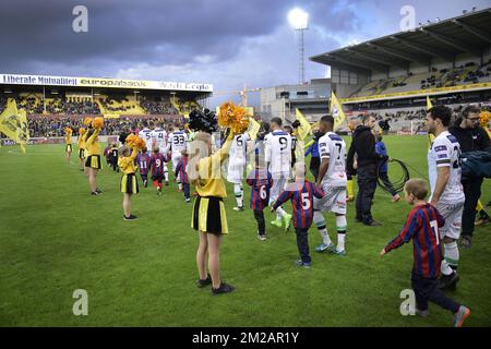 I giocatori di OHL hanno mostrato prima dell'inizio di una partita di calcio tra Lierse SK e OH Leuven, a Lier, domenica 05 novembre 2017, il giorno 14 della divisione 1B della competizione della Lega Proximus del campionato belga. FOTO DI BELGA YORICK JANSENS Foto Stock