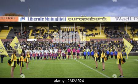 I giocatori di Ohl e di Lierse hanno fatto la foto prima dell'inizio di una partita di calcio tra Lierse SK e OH Leuven, a Lier, domenica 05 novembre 2017, il giorno 14 del concorso della divisione 1B della Lega Proximus del campionato belga. FOTO DI BELGA YORICK JANSENS Foto Stock