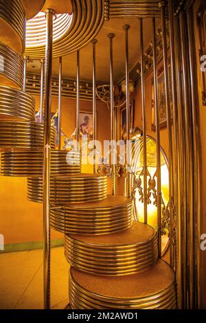 Phra Maha Chedi Tripob Triwong pagoda in acciaio in Hat Yai, Songkhla, Thailandia Foto Stock