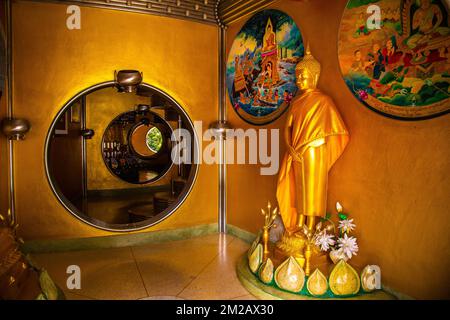 Phra Maha Chedi Tripob Triwong pagoda in acciaio in Hat Yai, Songkhla, Thailandia Foto Stock