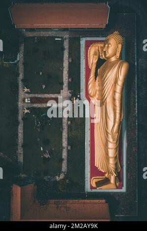 Tempio di Wat Laem Pho con Buddha dorato reclinato a Songkhla, Thailandia Foto Stock