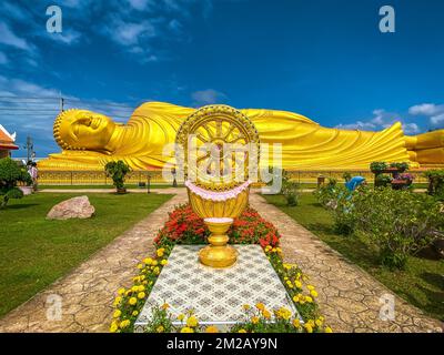 Tempio di Wat Laem Pho con Buddha dorato reclinato a Songkhla, Thailandia Foto Stock