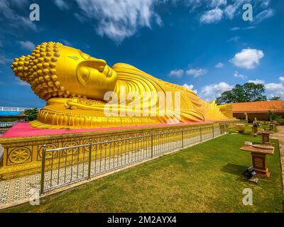 Tempio di Wat Laem Pho con Buddha dorato reclinato a Songkhla, Thailandia Foto Stock