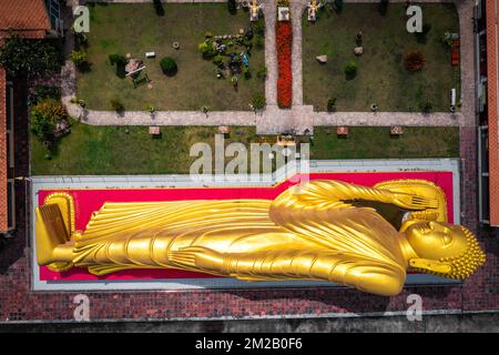 Tempio di Wat Laem Pho con Buddha dorato reclinato a Songkhla, Thailandia Foto Stock
