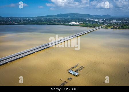 Tempio di Wat Laem Pho con Buddha dorato reclinato a Songkhla, Thailandia Foto Stock