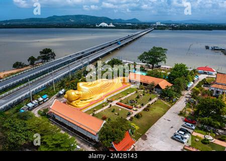 Tempio di Wat Laem Pho con Buddha dorato reclinato a Songkhla, Thailandia Foto Stock