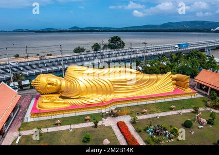 Tempio di Wat Laem Pho con Buddha dorato reclinato a Songkhla, Thailandia Foto Stock