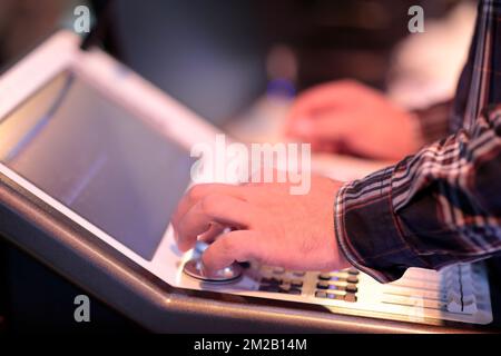 Operatore presso la console di controllo delle luci compatte. Messa a fuoco selettiva. Foto Stock