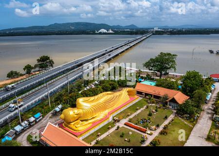 Tempio di Wat Laem Pho con Buddha dorato reclinato a Songkhla, Thailandia Foto Stock