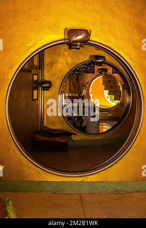 Phra Maha Chedi Tripob Triwong pagoda in acciaio in Hat Yai, Songkhla, Thailandia Foto Stock