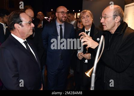 Francois Hollande, il primo ministro belga Charles Michel, il cartoonista Jean Plantureux 'Plantu' e Philippe Geluck hanno raffigurato durante una visita alla mostra 'traits d'Union. Le vivre ensemble en dessins de presse/ traits d'Union, het samenleven in perstekeningen', a Bruxelles, lunedì 20 novembre 2017. FOTO DI BELGA ERIC LALMAND Foto Stock