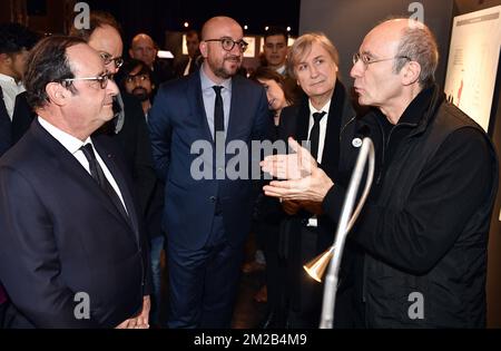 Francois Hollande, il primo ministro belga Charles Michel, il cartoonista Jean Plantureux 'Plantu' e Philippe Geluck hanno raffigurato durante una visita alla mostra 'traits d'Union. Le vivre ensemble en dessins de presse/ traits d'Union, het samenleven in perstekeningen', a Bruxelles, lunedì 20 novembre 2017. FOTO DI BELGA ERIC LALMAND Foto Stock