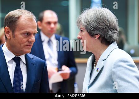 Il presidente del Consiglio europeo Donald Tusk e il primo ministro del Regno Unito Theresa May hanno illustrato la foto durante un vertice del partenariato europeo orientale, venerdì 24 novembre 2017, presso la sede dell'Unione europea a Bruxelles. BELGA FOTO PISCINA FREDERIC SIERAKOWSKI Foto Stock