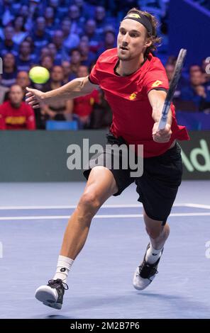 Il belga Ruben Bemelmans e Joris De Loore (non raffigurato) durante una partita di tennis doppia contro i francesi Pierre-Hugues Herbert e Richard Gasquet, terza partita della finale di Coppa del mondo di Davis tra Francia e Belgio, sabato 25 novembre 2017, a Villeneuve-d'Ascq. La finale si disputerà dal 24 al 26 novembre 2017 allo stade Pierre-Mauroy di Lille, Francia. BELGA FOTO BENOIT DOPPAGNE Foto Stock