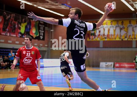 Questa foto dell'handout, distribuita dalla Handball Union, mostra Adam Barnyak in azione durante la partita di handball tra Sasja HC e Callant Tongeren, sabato 25 novembre 2017 a Hoboken, Antwerpen. FOTO BELGA ALAIN DECAMPS Foto Stock