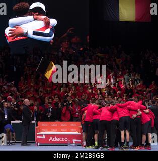 Il capitano francese della Coppa Davis Yannick Noah festeggia dopo la vittoria, mentre la squadra belga si trova a guardare sconsolata dopo una partita di tennis tra il belga Steve Darcis e il francese Lucas Pouille, quinta e ultima partita della finale della Coppa del mondo Davis tra la Francia e il Belgio, domenica 26 novembre 2017, a Villeneuve-d'Ascq. La Francia vince la finale di Coppa del mondo di Davis. BELGA FOTO BENOIT DOPPAGNE Foto Stock