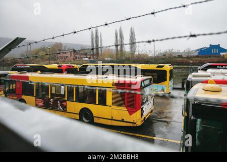 L'immagine mostra i veicoli TEC in vista di una dimostrazione dei sindacati dei servizi pubblici, giovedì 30 novembre 2017, a Namur. FOTO DI BELGA BRUNO FAHY Foto Stock