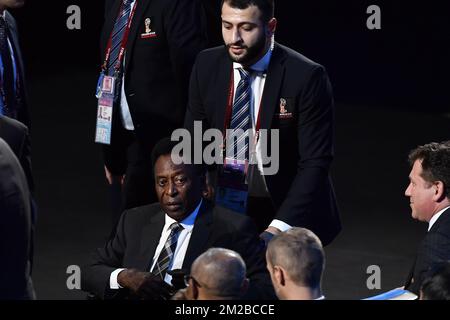 L'ex calciatore brasiliano Edson Arantes do Nascimento Pele è stato raffigurato durante il pareggio per la Coppa del mondo di calcio 2018 a Mosca, con la squadra belga nel piatto uno, Russia, venerdì 01 dicembre 2017. FOTO DI BELGA DIRK WAEM Foto Stock