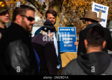 Sparks, Stati Uniti. 13th Dec, 2022. Un protester tiene un cartello durante la dimostrazione. I membri dell'Unione e i cittadini si sono riuniti per sensibilizzare l'opinione pubblica sulle questioni in corso. Compresi i problemi relativi al tempo di malattia e alla sicurezza con le compagnie ferroviarie. (Foto di Ty o'Neil/SOPA Images/Sipa USA) Credit: Sipa USA/Alamy Live News Foto Stock