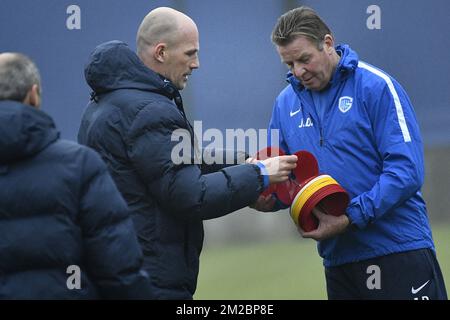 Il nuovo allenatore capo di Genk Philippe Clement e il allenatore assistente di Genk Jos Daerden, raffigurati durante una sessione di allenamento della squadra di calcio belga KRC Genk, con il loro nuovo allenatore, mercoledì 20 dicembre 2017 a Genk. FOTO DI BELGA YORICK JANSENS Foto Stock