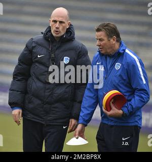 Il nuovo allenatore capo di Genk Philippe Clement e il allenatore assistente di Genk Jos Daerden, raffigurati durante una sessione di allenamento della squadra di calcio belga KRC Genk, con il loro nuovo allenatore, mercoledì 20 dicembre 2017 a Genk. FOTO DI BELGA YORICK JANSENS Foto Stock