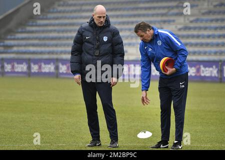 Il nuovo allenatore capo di Genk Philippe Clement e il allenatore assistente di Genk Jos Daerden, raffigurati durante una sessione di allenamento della squadra di calcio belga KRC Genk, con il loro nuovo allenatore, mercoledì 20 dicembre 2017 a Genk. FOTO DI BELGA YORICK JANSENS Foto Stock