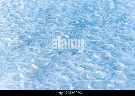 Ghiaccio colorato. Struttura astratta del ghiaccio. Natura sfondo. Ghiaccio di mare. Modelli su ghiaccio Foto Stock