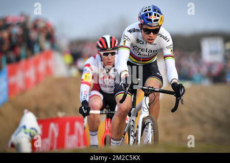Il belga Laurens Sweeck e il campione del mondo belga Wout Van Aert hanno ritratto in azione durante la corsa d'élite maschile ai campionati nazionali belgi di ciclocross, domenica 14 gennaio 2018 a Koksijde. FOTO DI BELGA DAVID STOCKMANlea nouveaux Foto Stock