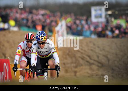 Il belga Laurens Sweeck e il campione del mondo belga Wout Van Aert hanno ritratto in azione durante la corsa d'élite maschile ai campionati nazionali belgi di ciclocross, domenica 14 gennaio 2018 a Koksijde. FOTO DI BELGA DAVID STOCKMANlea nouveaux Foto Stock