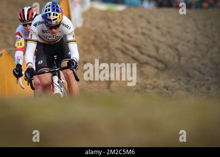 Il belga Laurens Sweeck e il campione del mondo belga Wout Van Aert hanno ritratto in azione durante la corsa d'élite maschile ai campionati nazionali belgi di ciclocross, domenica 14 gennaio 2018 a Koksijde. FOTO DI BELGA DAVID STOCKMANlea nouveaux Foto Stock