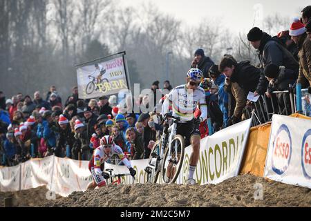Il belga Laurens Sweeck e il campione del mondo belga Wout Van Aert hanno ritratto in azione durante la corsa d'élite maschile ai campionati nazionali belgi di ciclocross, domenica 14 gennaio 2018 a Koksijde. FOTO DI BELGA DAVID STOCKMANlea nouveaux Foto Stock
