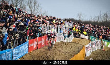 Il belga Laurens Sweeck e il campione del mondo belga Wout Van Aert hanno ritratto in azione durante la corsa d'élite maschile ai campionati nazionali belgi di ciclocross, domenica 14 gennaio 2018 a Koksijde. FOTO DI BELGA DAVID STOCKMANlea nouveaux Foto Stock