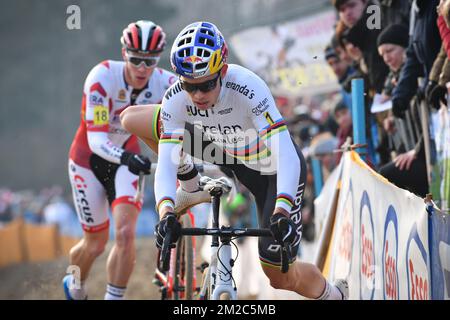Il belga Laurens Sweeck e il campione del mondo belga Wout Van Aert hanno ritratto in azione durante la corsa d'élite maschile ai campionati nazionali belgi di ciclocross, domenica 14 gennaio 2018 a Koksijde. FOTO DI BELGA DAVID STOCKMANlea nouveaux Foto Stock