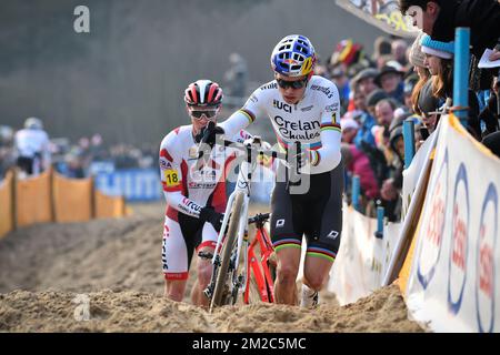 Il belga Laurens Sweeck e il campione del mondo belga Wout Van Aert hanno ritratto in azione durante la corsa d'élite maschile ai campionati nazionali belgi di ciclocross, domenica 14 gennaio 2018 a Koksijde. FOTO DI BELGA DAVID STOCKMANlea nouveaux Foto Stock