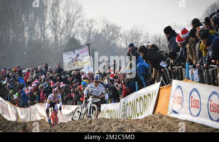 Il belga Laurens Sweeck e il campione del mondo belga Wout Van Aert hanno ritratto in azione durante la corsa d'élite maschile ai campionati nazionali belgi di ciclocross, domenica 14 gennaio 2018 a Koksijde. FOTO DI BELGA DAVID STOCKMANlea nouveaux Foto Stock