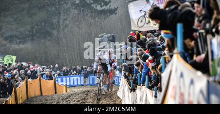 Il campione del mondo belga Wout Van Aert e il belga Laurens Sweeck hanno ritratto in azione alla corsa d'élite maschile ai campionati nazionali belgi di ciclocross, domenica 14 gennaio 2018 a Koksijde. FOTO DI BELGA DAVID STOCKMANlea nouveaux Foto Stock