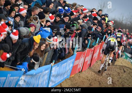 Belgian world champion Wout Van Aert and Belgian Laurens Sweeck pictured in action during the men's elite race at the Belgian national championships cyclocross, Sunday 14 January 2018 in Koksijde. BELGA PHOTO DAVID STOCKMANlea nouveaux Foto Stock