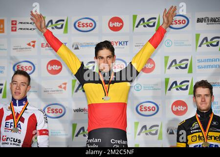 Il belga Laurens Sweeck, campione del mondo belga Wout Van Aert , vincitore della medaglia d'oro e il belga Daan Soete, raffigurato sul podio dopo la gara d'élite maschile ai campionati nazionali belgi di ciclocross, domenica 14 gennaio 2018 a Koksijde. FOTO DI BELGA DAVID STOCKMANlea nouveaux Foto Stock