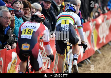 Il belga Laurens Sweeck e il campione del mondo belga Wout Van Aert hanno ritratto in azione durante la corsa d'élite maschile ai campionati nazionali belgi di ciclocross, domenica 14 gennaio 2018 a Koksijde. FOTO DI BELGA DAVID STOCKMANlea nouveaux Foto Stock