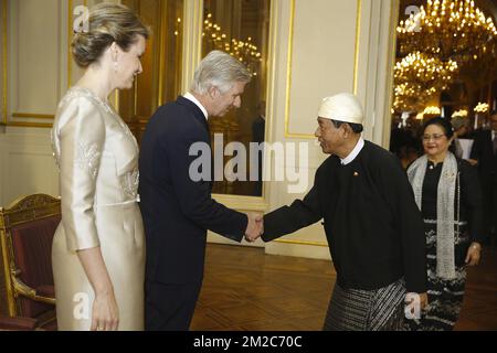 Regina Mathilde e Re Filippo, Ambasciatore del Myanmar Paw Lwin Sein e raffigurato durante un ricevimento di Capodanno organizzato dalla Famiglia reale per i diplomatici e i capi missione stranieri (ambasciatori e consoli) , accreditati a Bruxelles, presso il Palazzo reale di Bruxelles, martedì 16 gennaio 2018. FOTO DI BELGA NICOLAS MAETERLINCK Foto Stock