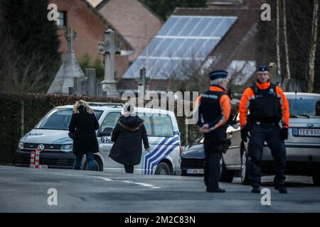 La polizia ha raffigurato sulla scena della ricostruzione dell'omicidio del sindaco di Mouscron Alfred Gadenne, presso il cimitero Cimetiere de Luingne di Mouscron, mercoledì 17 gennaio 2018. Nella sera di martedì 11th settembre il 71 Gadenne andò a chiudere le porte del cimitero dall'altra parte della strada rispetto alla sua casa, dove la sua gola era tagliata. L'attaccante si è rivolto alla polizia dopo i fatti. BELGA FOTO KURT DESPLENTER Foto Stock