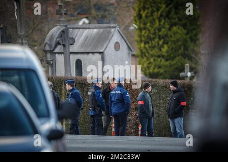La polizia ha raffigurato sulla scena della ricostruzione dell'omicidio del sindaco di Mouscron Alfred Gadenne, presso il cimitero Cimetiere de Luingne di Mouscron, mercoledì 17 gennaio 2018. Nella sera di martedì 11th settembre il 71 Gadenne andò a chiudere le porte del cimitero dall'altra parte della strada rispetto alla sua casa, dove la sua gola era tagliata. L'attaccante si è rivolto alla polizia dopo i fatti. BELGA FOTO KURT DESPLENTER Foto Stock