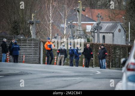 La polizia ha raffigurato sulla scena della ricostruzione dell'omicidio del sindaco di Mouscron Alfred Gadenne, presso il cimitero Cimetiere de Luingne di Mouscron, mercoledì 17 gennaio 2018. Nella sera di martedì 11th settembre il 71 Gadenne andò a chiudere le porte del cimitero dall'altra parte della strada rispetto alla sua casa, dove la sua gola era tagliata. L'attaccante si è rivolto alla polizia dopo i fatti. BELGA FOTO KURT DESPLENTER Foto Stock