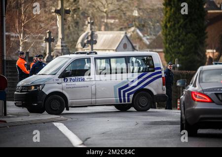 La polizia ha raffigurato sulla scena della ricostruzione dell'omicidio del sindaco di Mouscron Alfred Gadenne, presso il cimitero Cimetiere de Luingne di Mouscron, mercoledì 17 gennaio 2018. Nella sera di martedì 11th settembre il 71 Gadenne andò a chiudere le porte del cimitero dall'altra parte della strada rispetto alla sua casa, dove la sua gola era tagliata. L'attaccante si è rivolto alla polizia dopo i fatti. BELGA FOTO KURT DESPLENTER Foto Stock