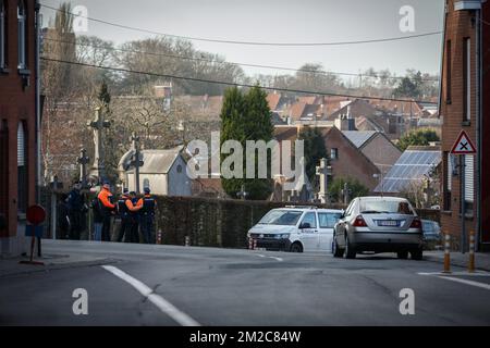 La polizia ha raffigurato sulla scena della ricostruzione dell'omicidio del sindaco di Mouscron Alfred Gadenne, presso il cimitero Cimetiere de Luingne di Mouscron, mercoledì 17 gennaio 2018. Nella sera di martedì 11th settembre il 71 Gadenne andò a chiudere le porte del cimitero dall'altra parte della strada rispetto alla sua casa, dove la sua gola era tagliata. L'attaccante si è rivolto alla polizia dopo i fatti. BELGA FOTO KURT DESPLENTER Foto Stock