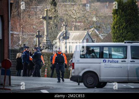 La polizia ha raffigurato sulla scena della ricostruzione dell'omicidio del sindaco di Mouscron Alfred Gadenne, presso il cimitero Cimetiere de Luingne di Mouscron, mercoledì 17 gennaio 2018. Nella sera di martedì 11th settembre il 71 Gadenne andò a chiudere le porte del cimitero dall'altra parte della strada rispetto alla sua casa, dove la sua gola era tagliata. L'attaccante si è rivolto alla polizia dopo i fatti. BELGA FOTO KURT DESPLENTER Foto Stock
